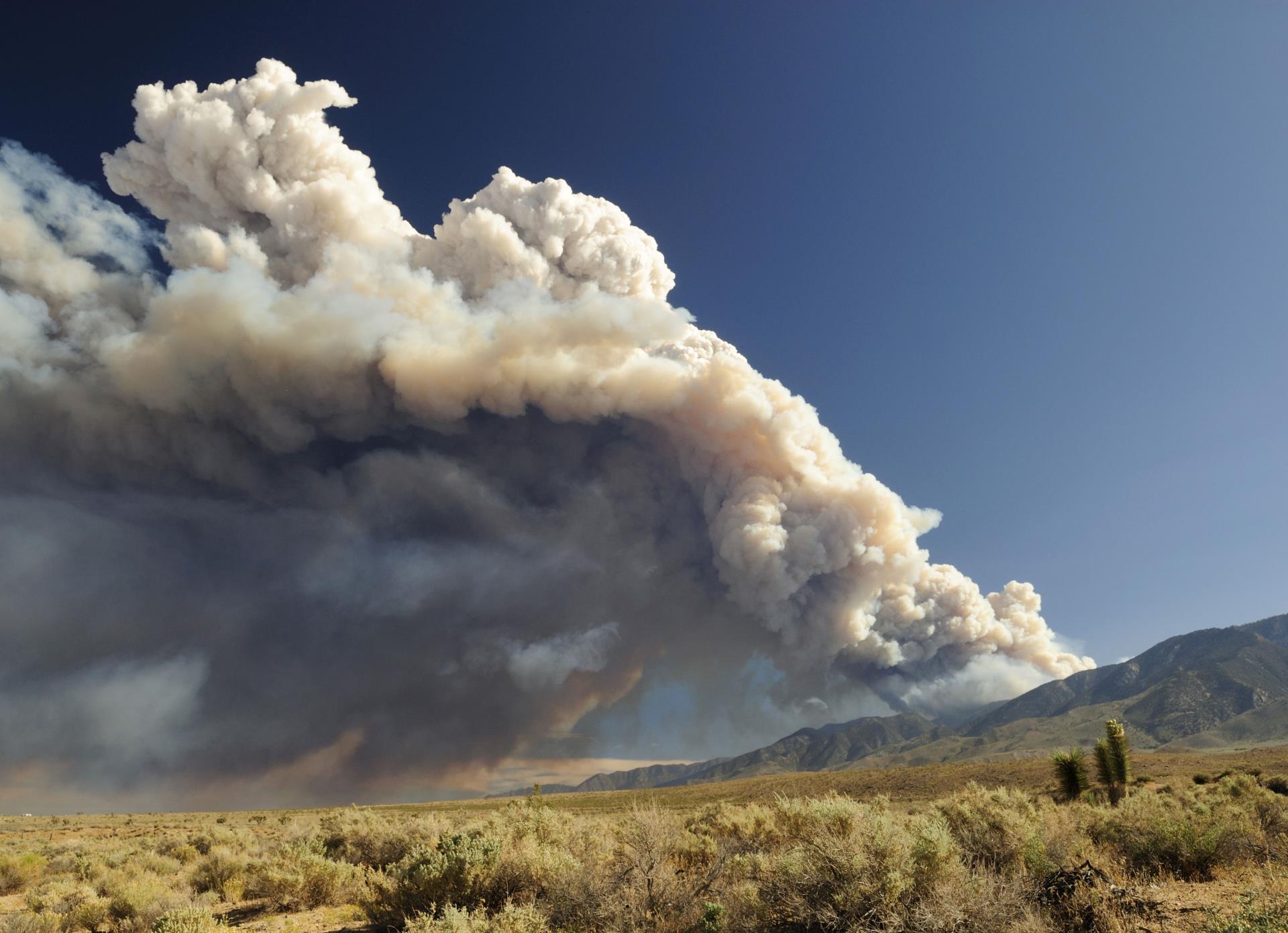 Large plume of smoke from a desert wildfire